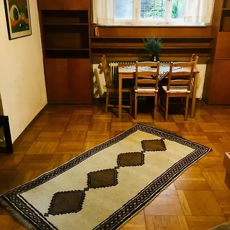 Apartment Optimale Lage In Stuttgart-vaihingen: Einfache Im Souterrain